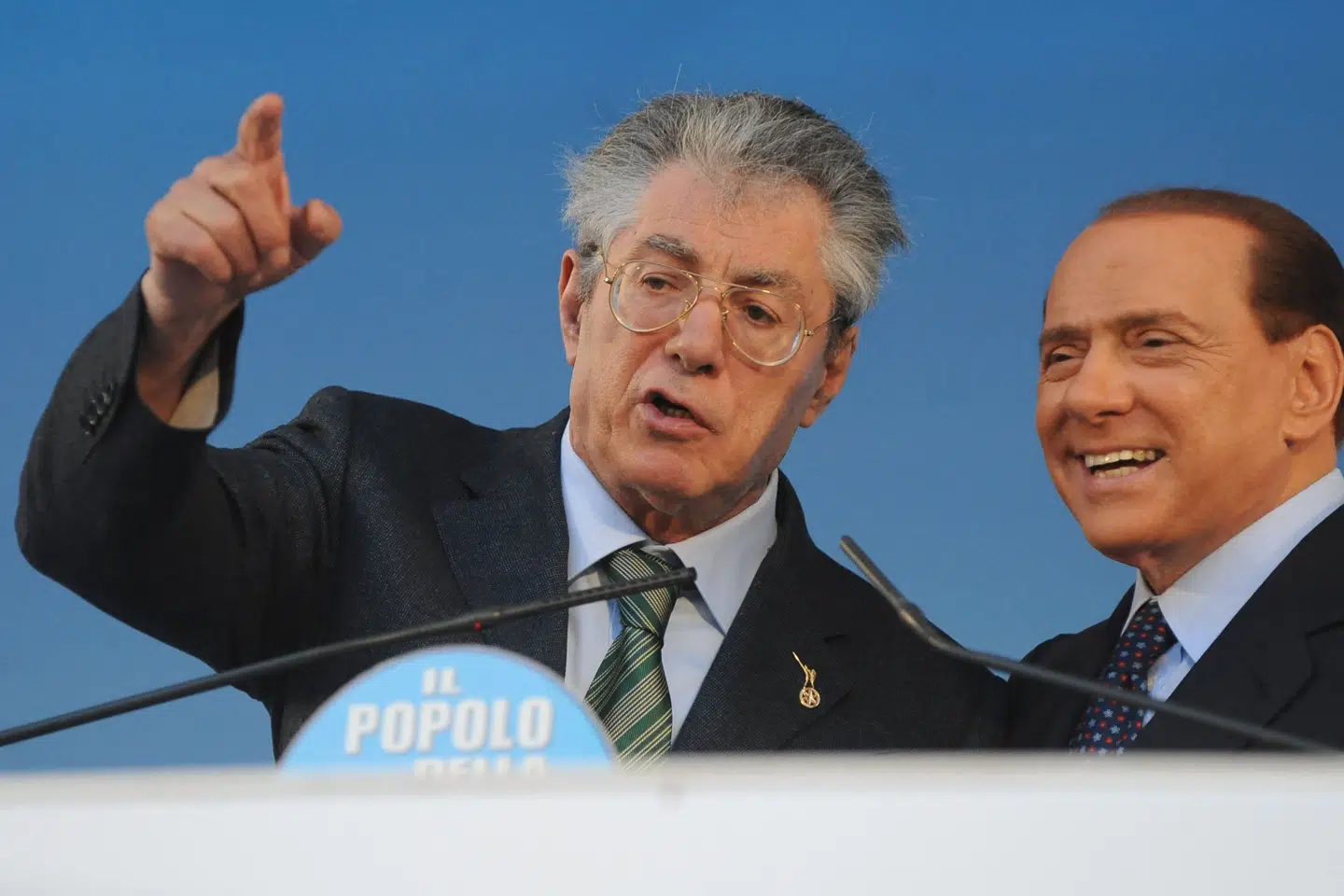 Umberto Bossi (til venstre) var ven og nær allieret med Italiens tidligere premierminister Silvio Berlusconi (til højre). (Arkivfoto).