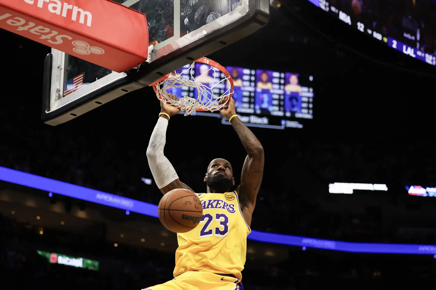 LeBron James dunker for Los Angeles Lakers i torsdagens opgør mod Miami Heat.