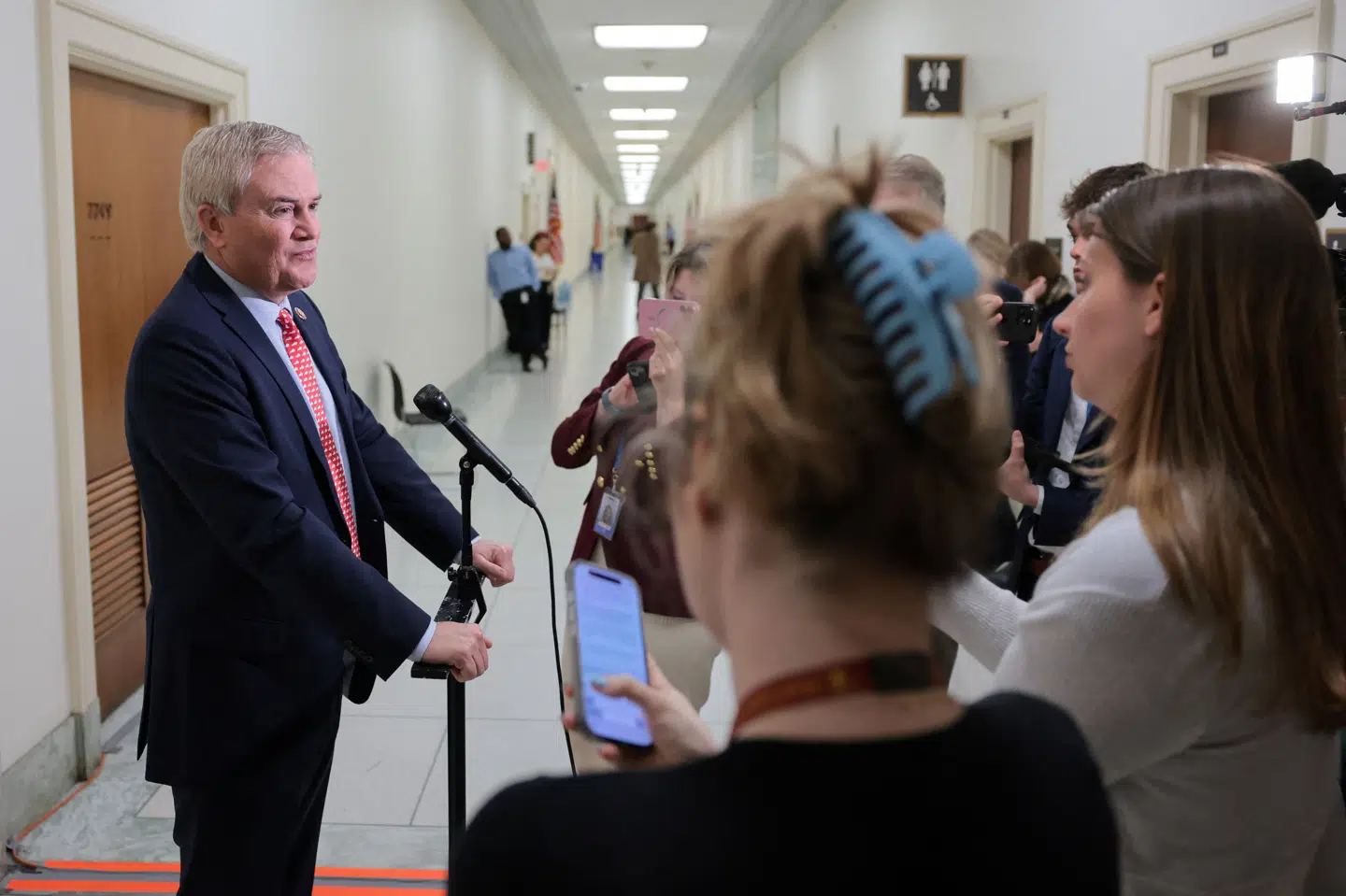 James Comer er formand for det tilsynsudvalg i Repræsentanternes Hus, der undersøger personer med forbindelse til den afdøde seksualforbryder Jeffrey Epstein. Han opdaterer her journalister, efter at Epsteins mangeårige advokat har afgivet vidneforklaring bag lukkede døre.