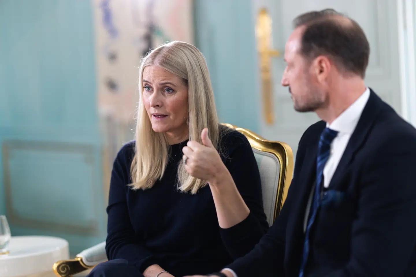 Et interview med kronprinsesse Mette-Marit og kronprins Haakon med NRK er fredag morgen blevet offentliggjort.