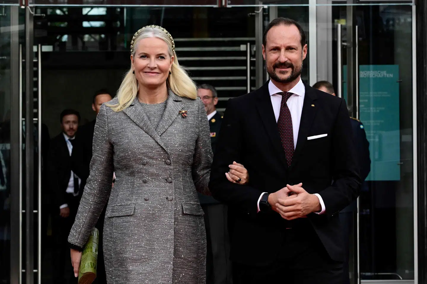 Den norske kronprinsesse, Mette-Marit, med sin mand, kronprins Haakon. Kronprinsessen fortæller, at hendes alvorlige lungesygdom afgør, hvad hendes fremtidige rolle i det norske kongehus skal være. (Arkivfoto).