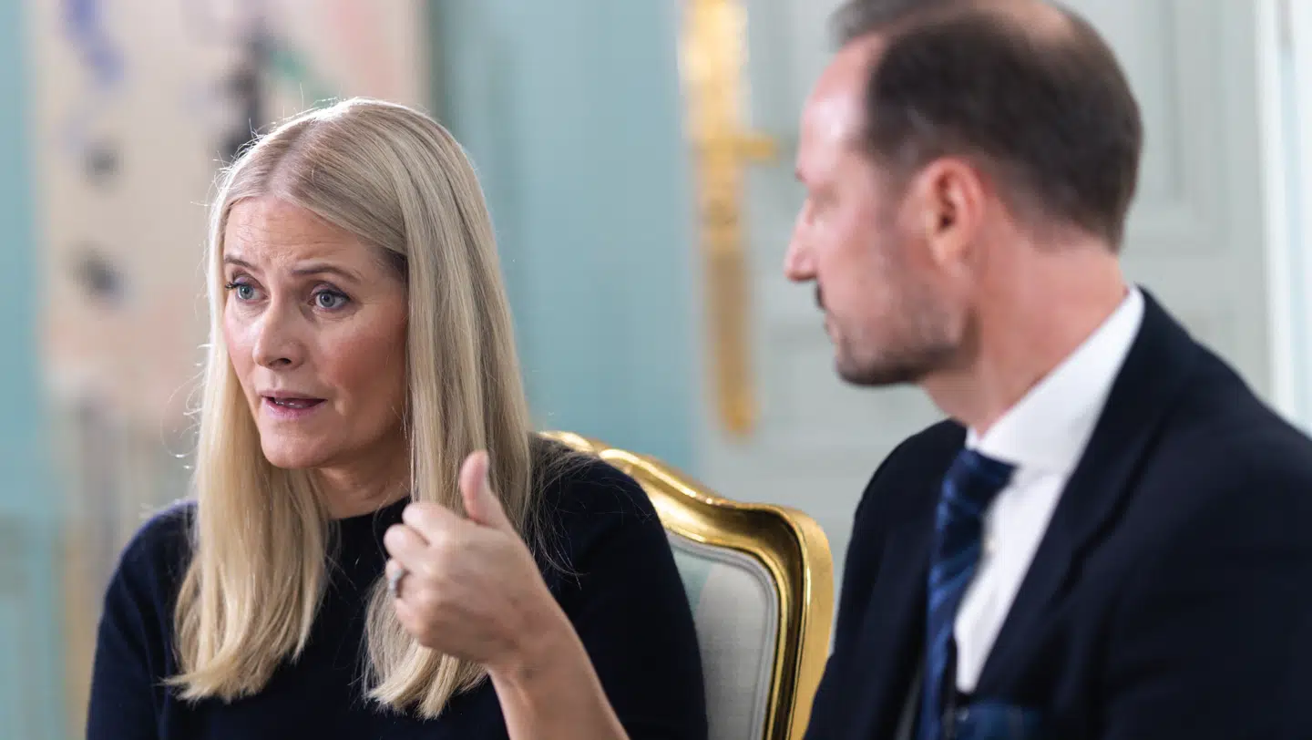 Torsdag blev kronprinsparret interviewet af NRK i deres hjem Skaugum. Interviewet er udkommet fredag morgen.