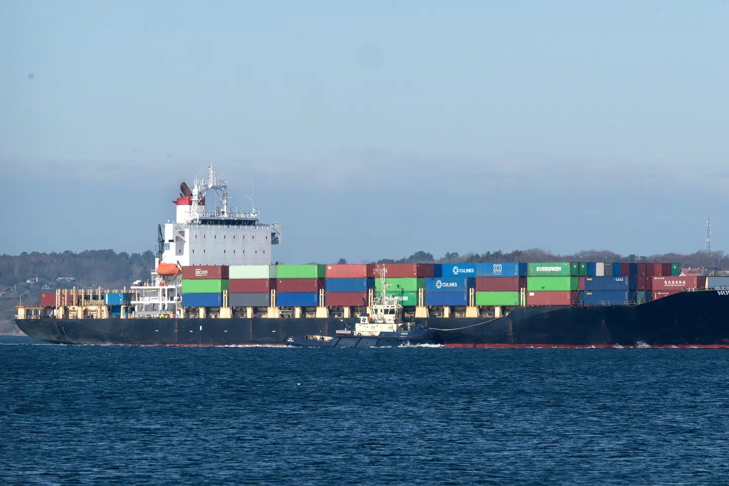 Det iranske containerskib "Nora" har ligget i Kalundborg Havn siden 18. marts, efter at det forlod Aarhus Bugt, hvor det havde været tilbageholdt af NSK. Nu kan Danwatch oplyse, at skibet har sejlet på falske papirer. (Arkivfoto.)