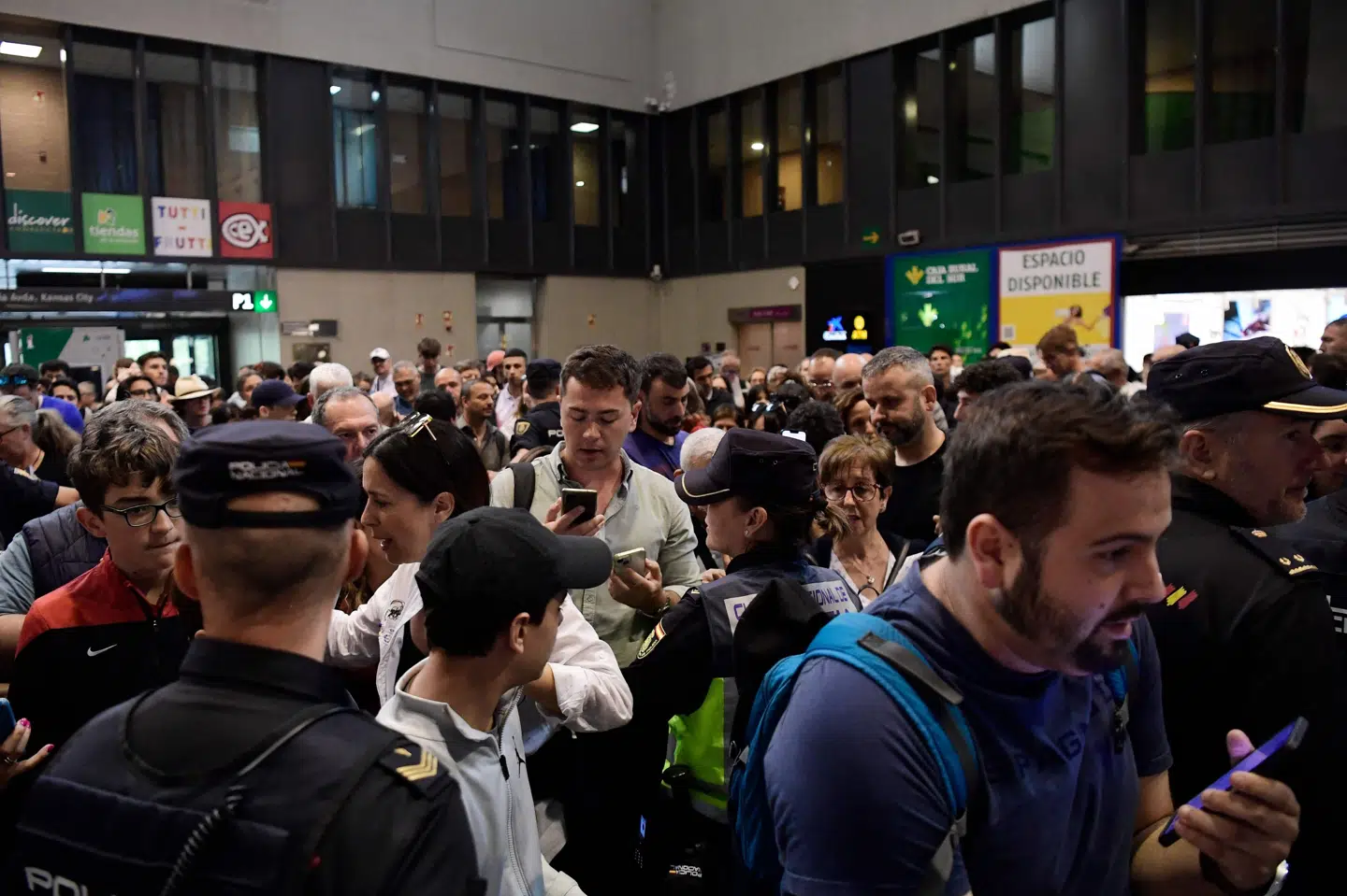 Passagerer søger information fra politiet i Sevilla under strømnedbruddet på Den Iberiske Halvø i april 2025, som varede flere timer. (Arkivfoto).