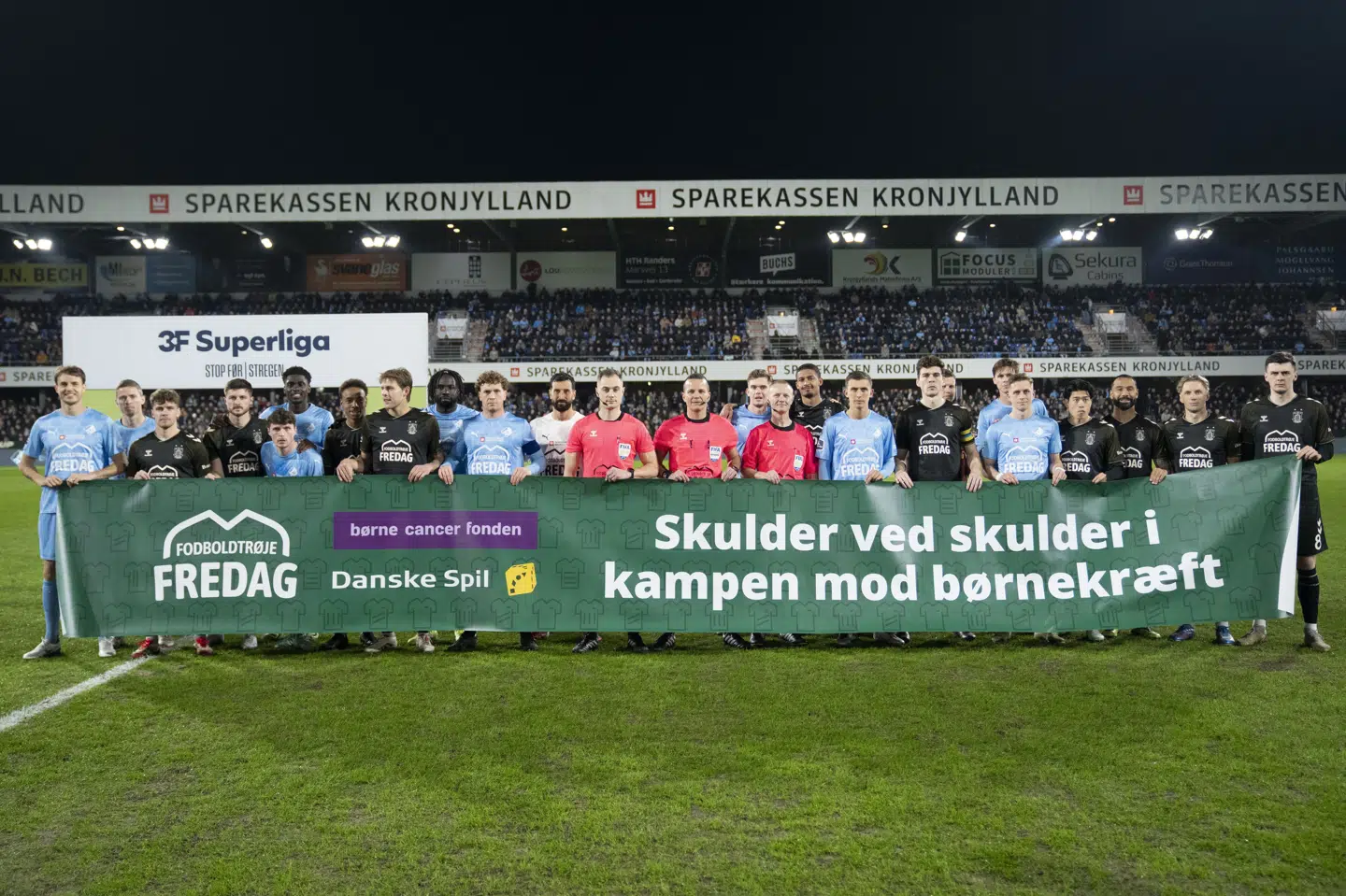 Fodboldtrøjefredag blev markeret før superligakampen mellem Randers FC og Brøndby IF i marts 2025. I år har det indsamlede beløb atter slået rekord. (Arkivfoto).