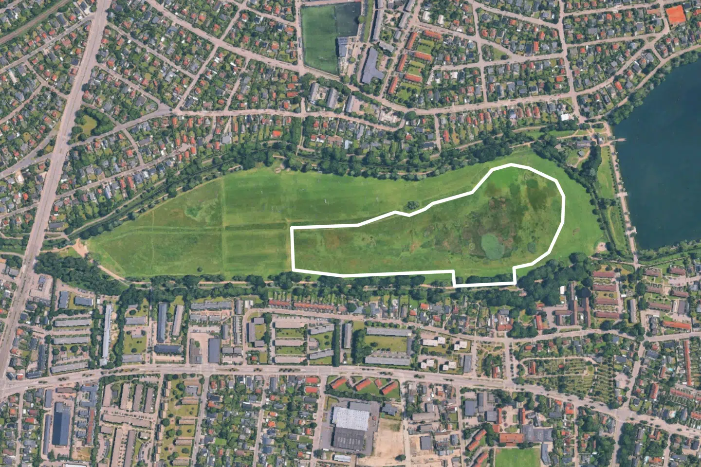 Den hvide streg på kortet viser, hvor der inden længe kommer store græssere under hegn på Damhusengen.