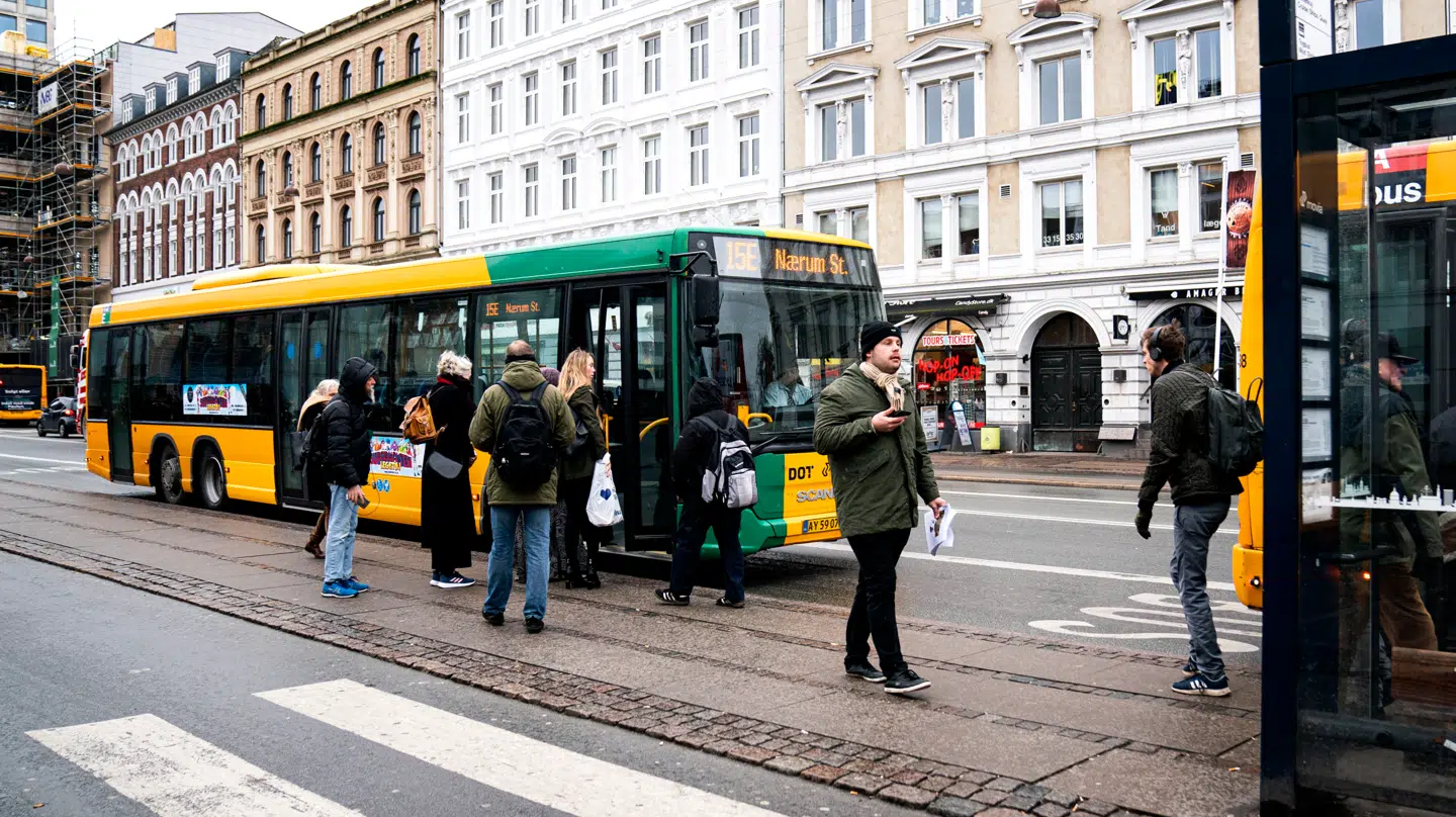 (Arkiv) Kollektiv trafik på Nørreport station i København, tirsdag den 10. marts 2020. Regeringen og myndigheder fraråder brug af offentlig transport i myldretiden og beder rejsen om at være påpasselige i forhold til smitterisiko med covid-19. (Foto: Ida Guldbæk Arentsen/Ritzau Scanpix)