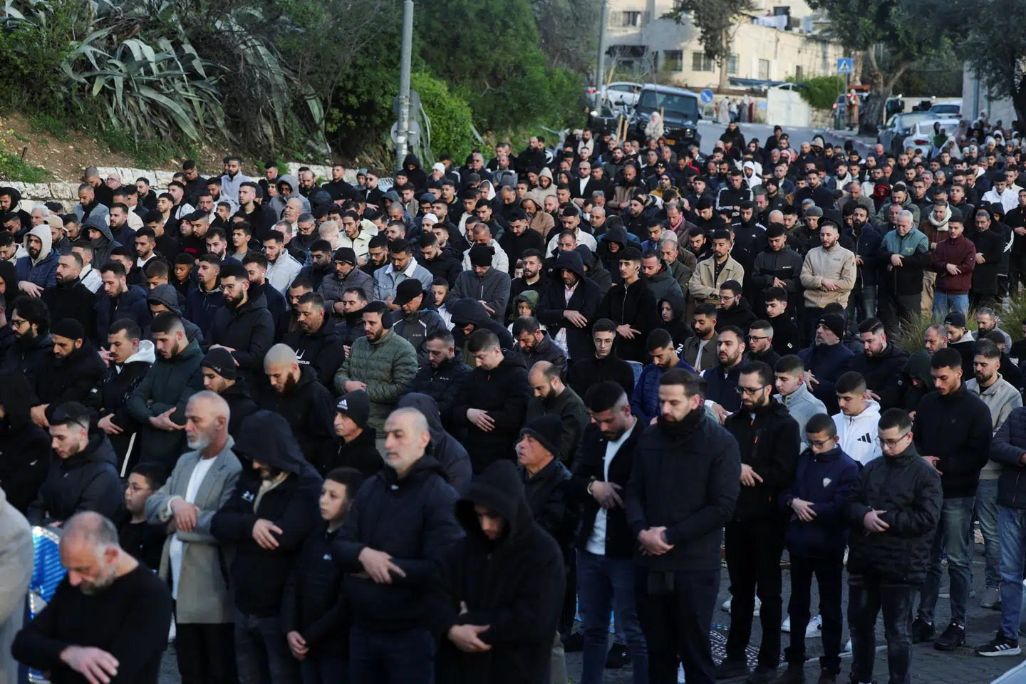 Palæstinensere markerer slutningen af ramadanen med bøn på en vej i Jerusalem.