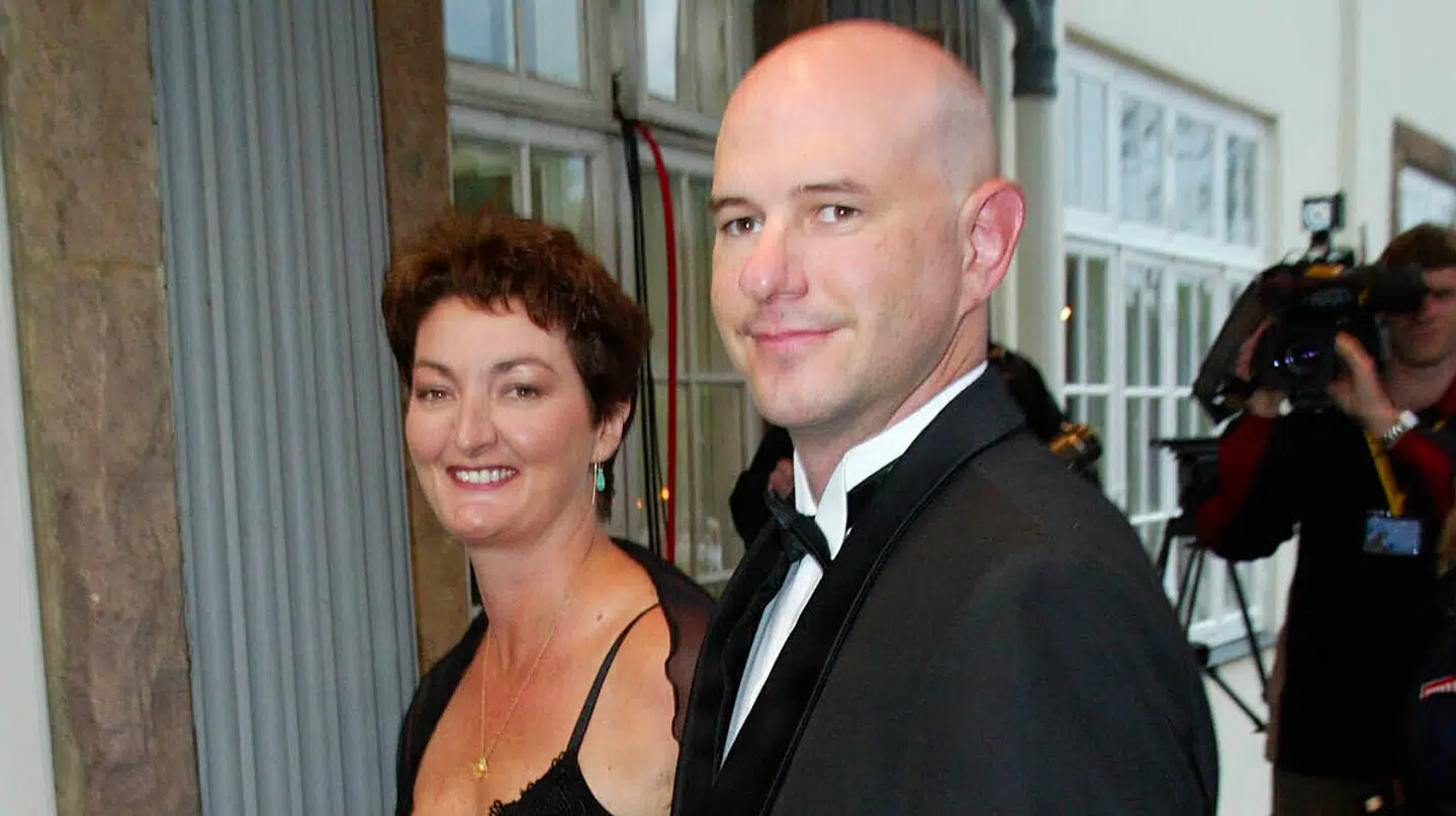 Dronning Marys bror, John Donaldson, med sin hustru i forbindelse med kongeparrets bryllup i 2004.