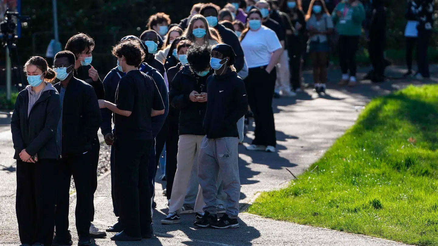 Studerende står massevis i kø ved et universitet i Canterbury i England, efter et massivt meningitis udbrud.