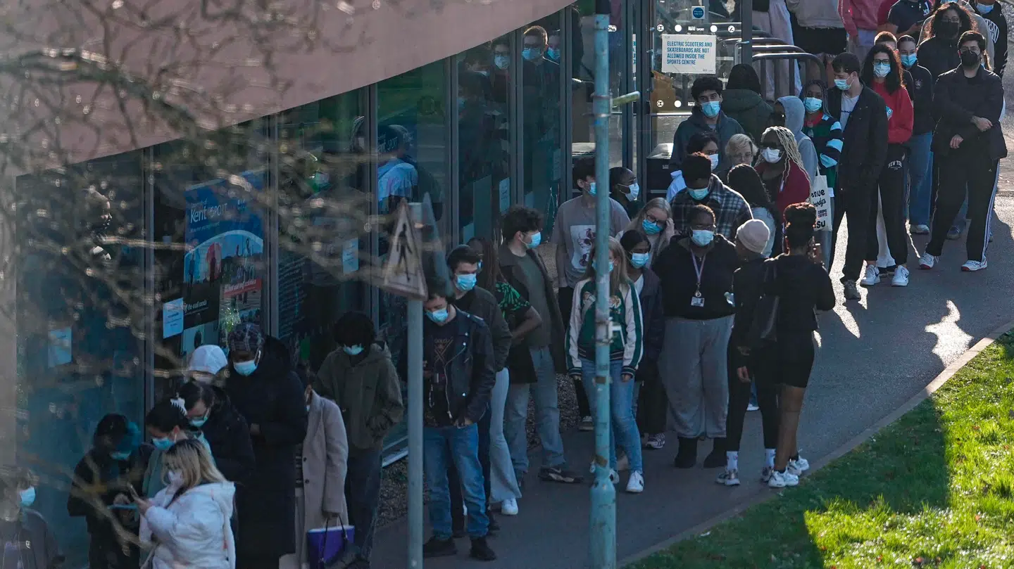 To døde i invasivt meningitis-udbrud nu tester England massivt og tilbyder vacciner til befolkningen i de ramte områder.