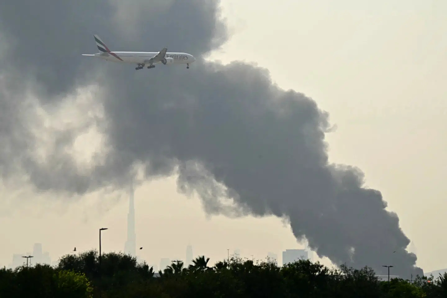 Røg stiger op i Abu Dhabi bag et fly under uro i Mellemøsten tidligere på ugen. (Arkivfoto).