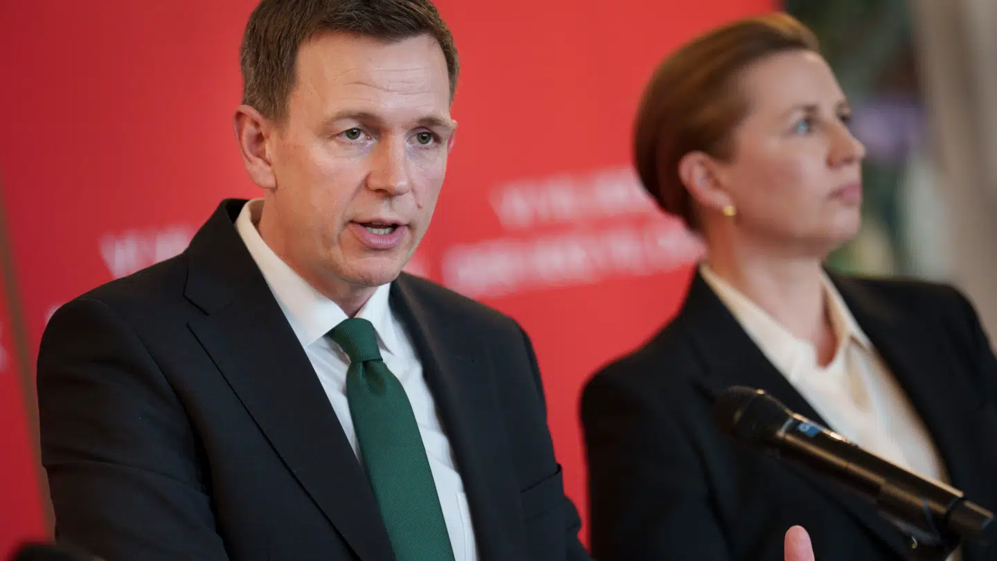 Blandt andre statsminister Mette Frederiksen og justitsminister Peter Hummelgaard præsenterede tidligere i valgkampen Socialdemokratiets udlændingeudspil i partiets gruppeværelse på Christiansborg i København. Her fremgik det, at partiet stadig har et ønske om at flytte udrejsecentret til udlandet.