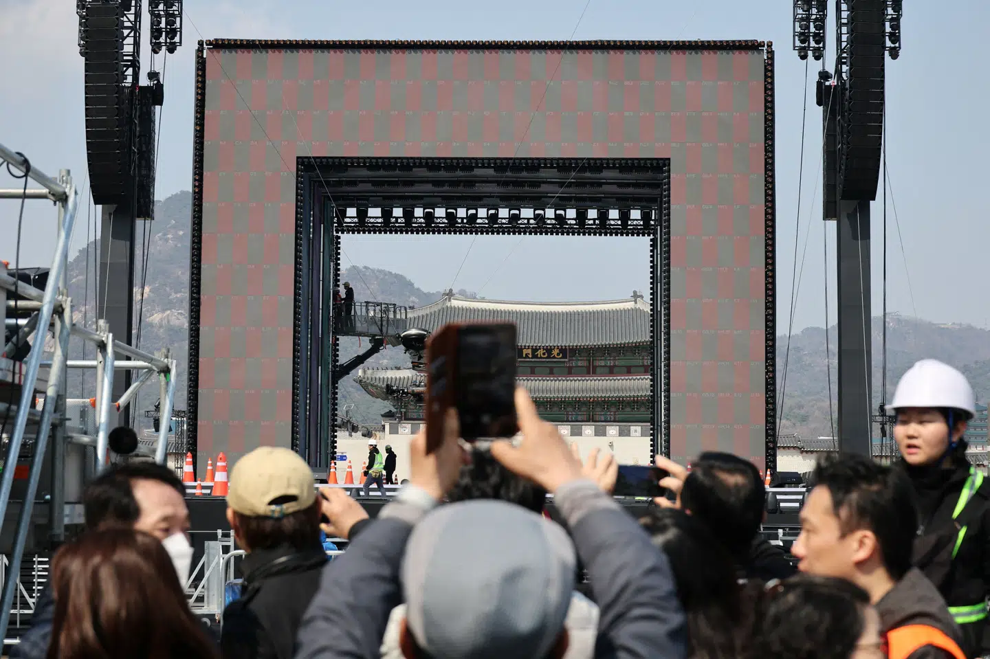 Fredag er forberedelserne i gang til gruppen BTS' koncert i Sydkoreas hovedstad, Seoul.