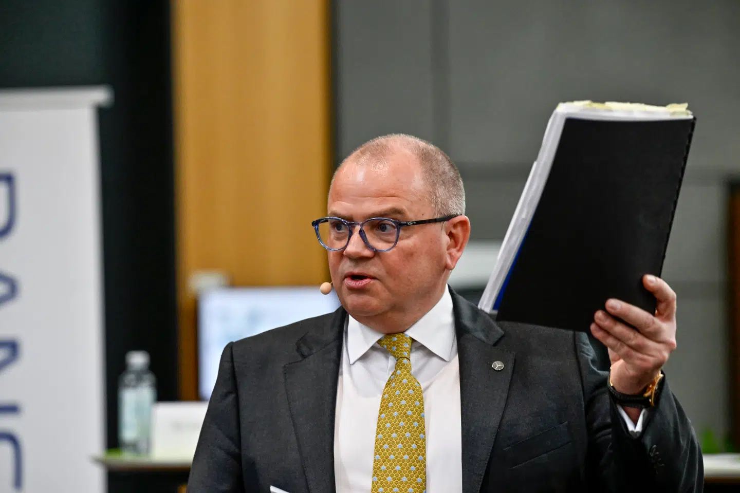 Til et valgmøde arrangeret af Vestas bedyrede Vestas administrerende direktør, Henrik Andersen, at han bliver i Danmark »lidt endnu«, trods trusler om at han flytter til udlandet, hvis formueskatten bliver en realitet.