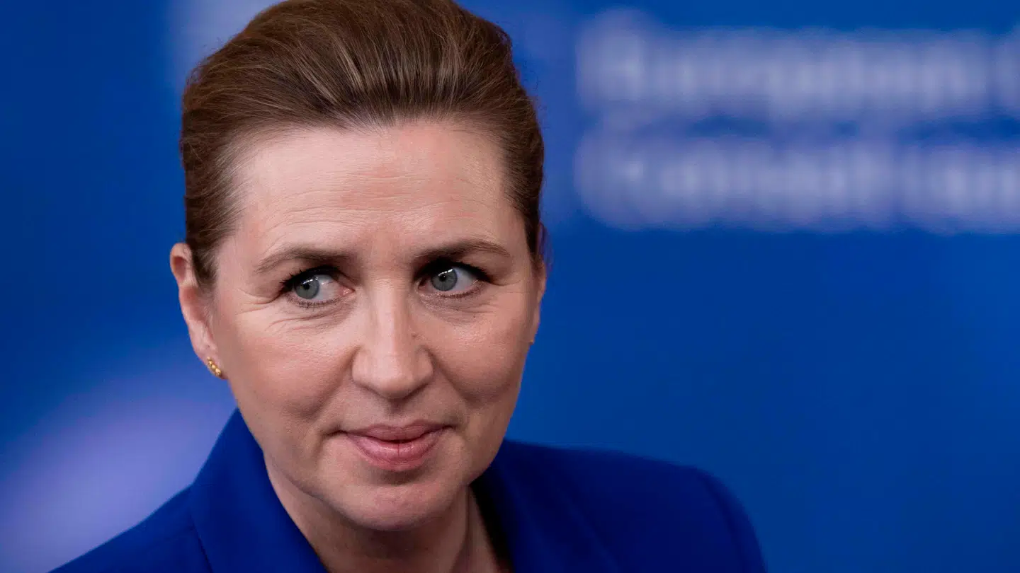 Mette Frederiksen lufter tre mulige måder, man kan komme de dyre benzin- og dieselpriser til livs på.