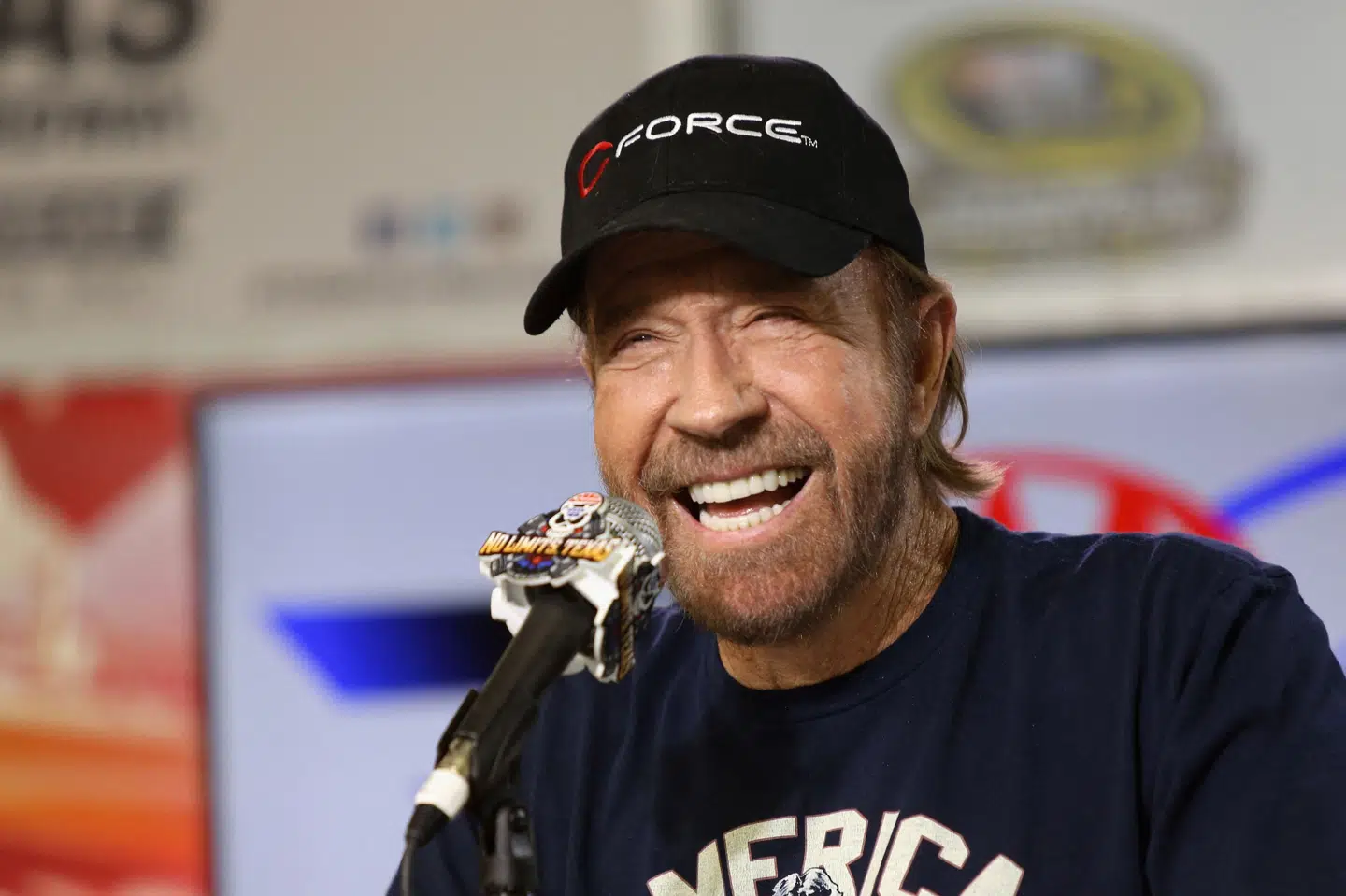 Den amerikanske skuespiller Chuck Norris er død i en alder af 86 år. Her ses han i forbindelse med et Nascar-racerløb i 2016. (Arkivfoto).