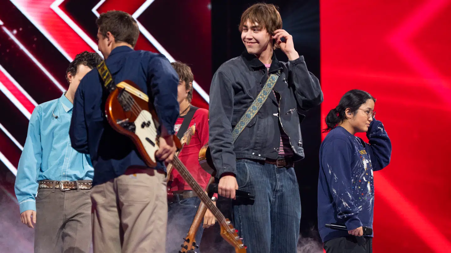 Leslie Nguyen på scenen med Aphaca under 'X Factor'-finalen i 2025.