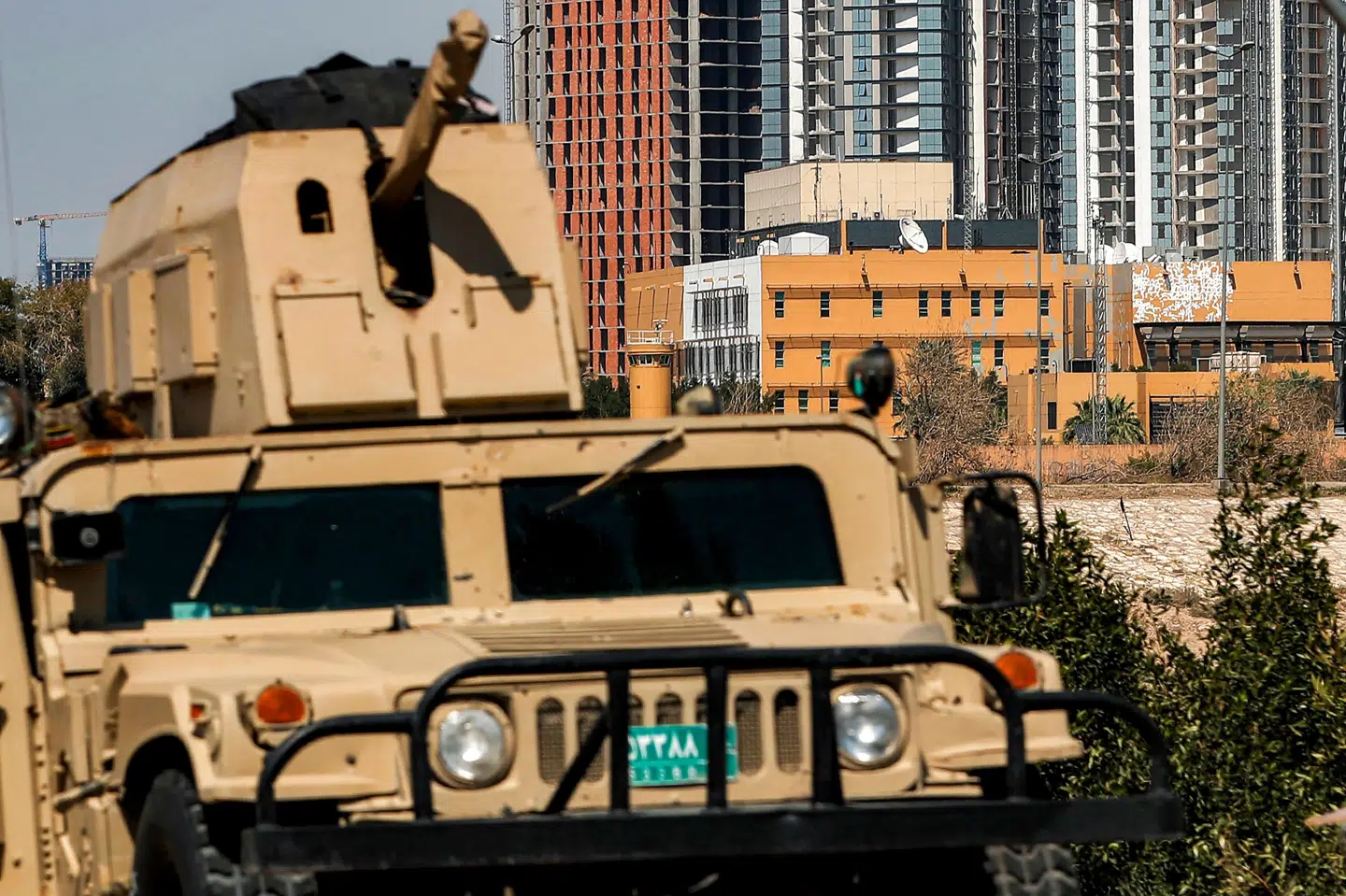 Den irakiske hær har indsat et pansret køretøj i nærheden af USA's ambassade i Baghdad, som flere gange har været mål for angreb. Natos mission i Irak, som ligger i samme kvarter, har trukket sit personale ud af Irak. (Arkivfoto).