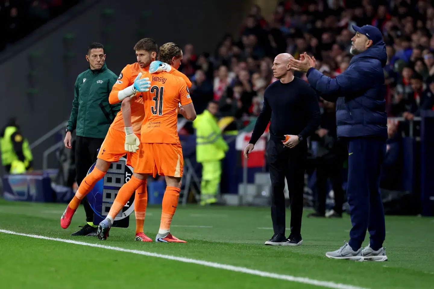 Guglielmo Vicario (til venstre) kom på banen, da Antonin Kinsky højst usædvanligt blev udskiftet allerede efter 17 minutter i Champions League-kampen mod Atlético Madrid 10. marts.
