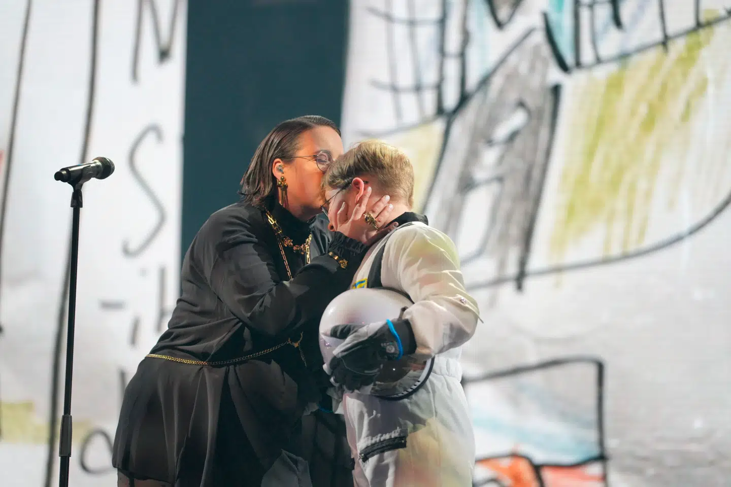 Drew Sycamores farezone-truede deltager Mli havde sønnen Knud med på scenen til fjerde liveshow, hvor introvideoerne var gabende kedelige – også den om sønnen, der havde lavet tegninger til aftenens optræden.