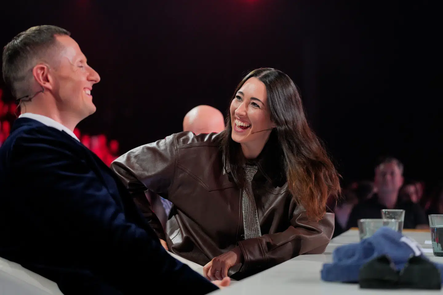 Benjamin Hav havde både skibriller og kasket på, som del af afsløringen af ugens joke om, at han havde tænkt sig at kopiere meddommer Drew Sycamore med sine afblegede øjenbryn.