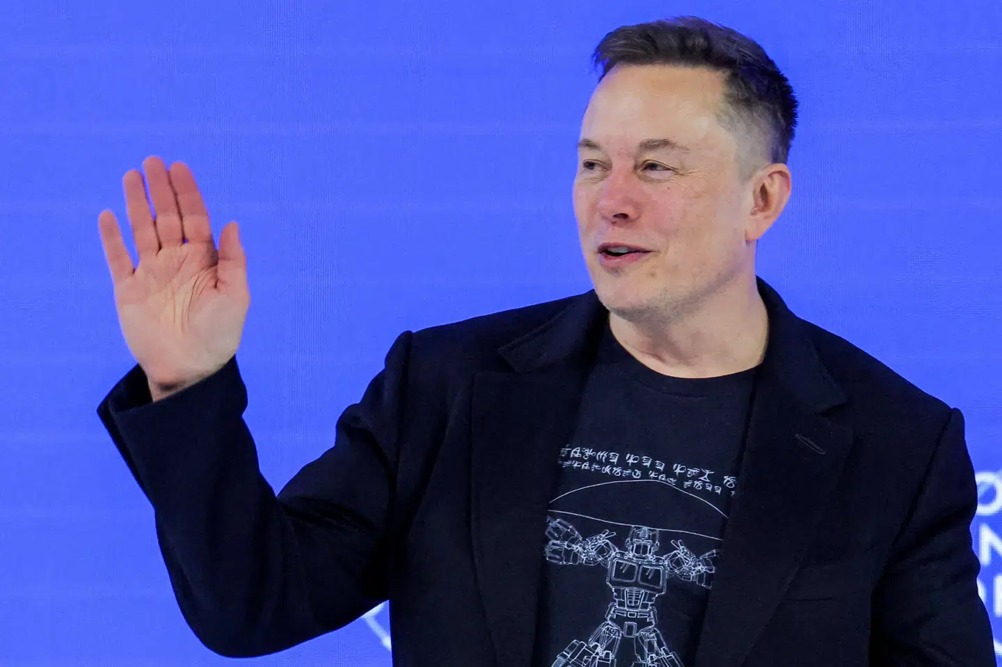 Rigmanden Elon Musk vinker til publikum under World Economic Forum i Davos i Schweiz i januar. (Arkivfoto).