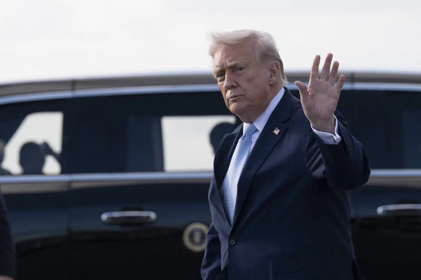 USA's præsident, Donald Trump, kan ses vinke, efter at han fredag landede i Palm Beach i Florida. Til journalister sagde han fredag, at han ikke er på udkig efter en våbenhvile med Iran. (Arkivfoto).