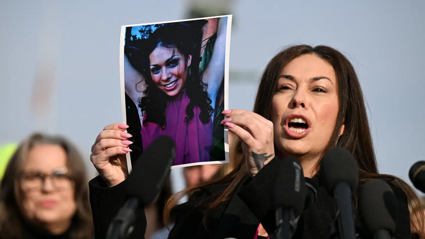Haley Robson fotograferet under en pressekonference sidste efterår, hvor hun holder et foto af sig selv som ung. Hun tror ikke på Mette-Marits forklaring.