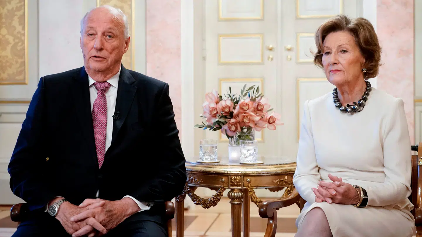 Det norske kongepar deltager lørdag i et officielt arrangement, men pressen bør undlade at stille dem spørgsmål om Mette-Marit og Marius Borg Høiby. Det mener en royal ekspert. her er de fotograferet tilbage i 2022.