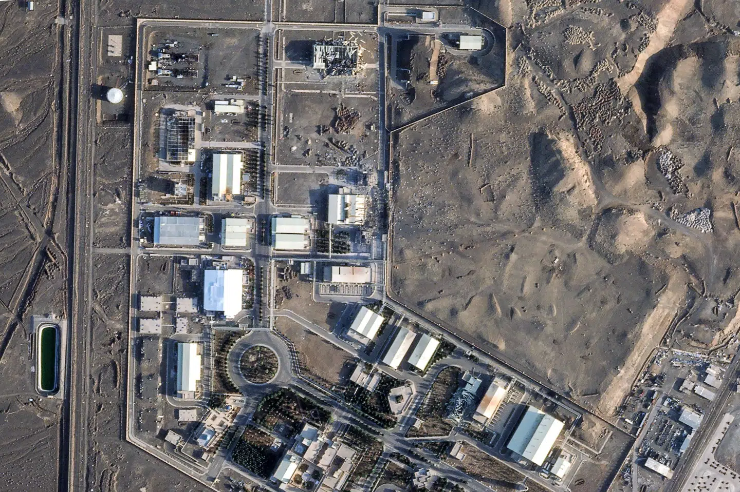 Atomanlægget ved Natanz ses her tidligere i marts. Anlægget er både blevet angrebet 2. marts og igen lørdag. (Arkivfoto).