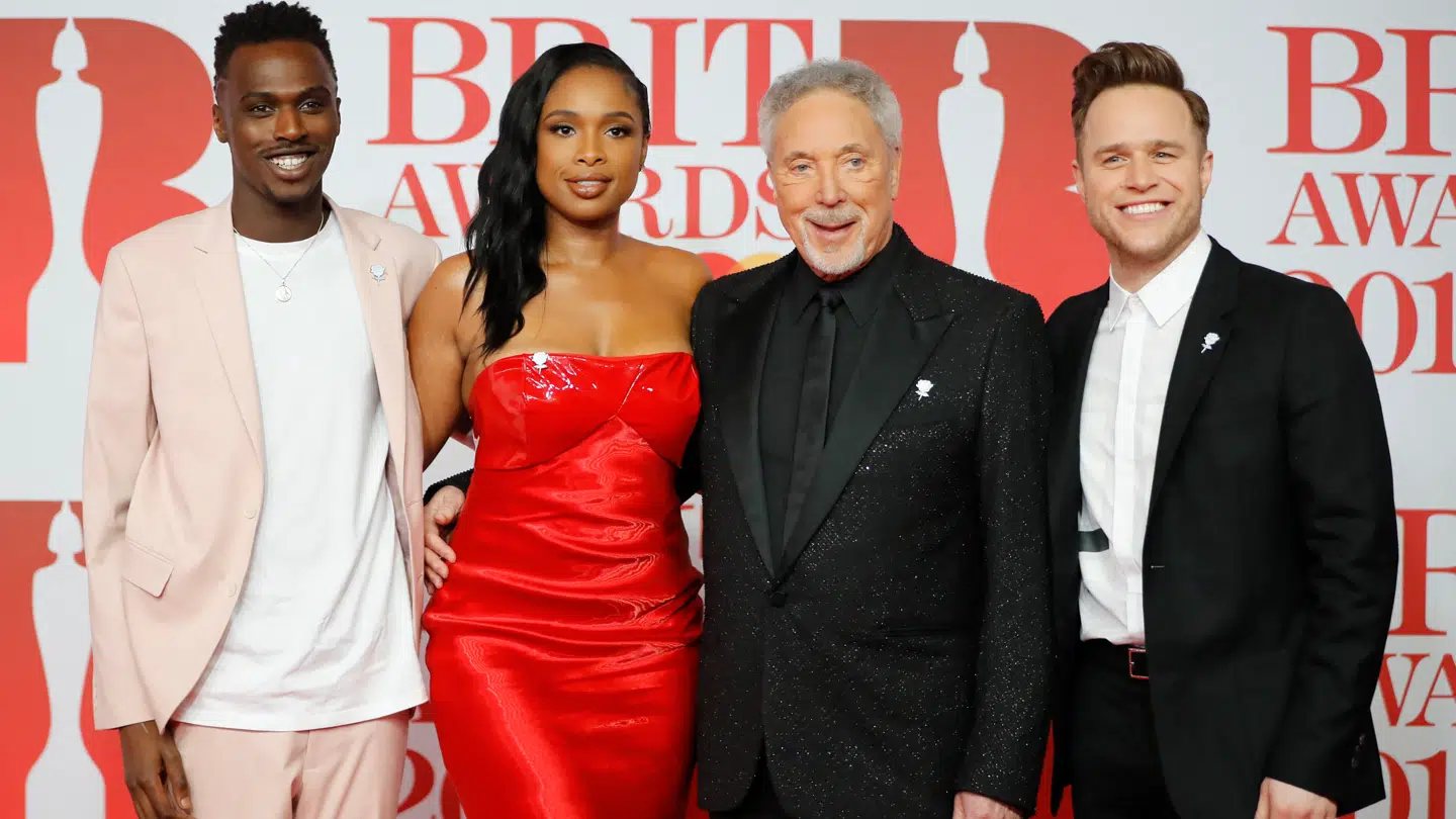 Olly Murs med 'The Voice'-kollegerne sangerinden Jennifer Hudson, 'Sexbomb'-sangeren Tom Jones og den britiske sanger Mo Adeniran.