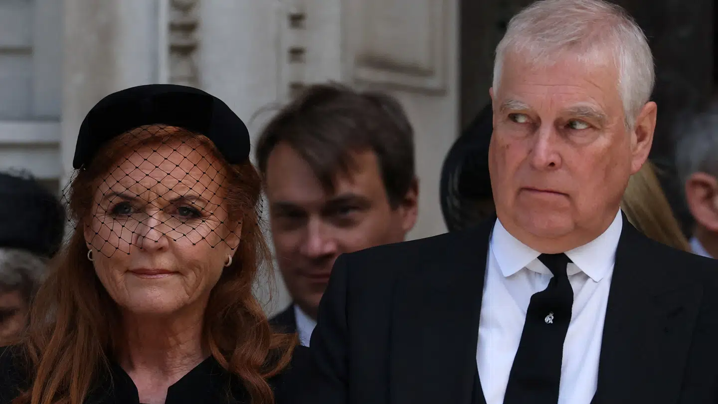Den tidligere prins Andrew og hans eks-kone Sarah Ferguson var begge nære venner af den nu afdøde dømte seksualforbryder Jeffrey Epstein.
