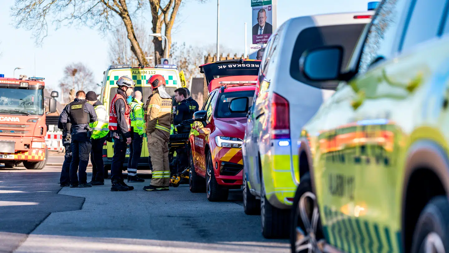 Brandvæsnet arbejder ved en brand i et rækkehus i Sengeløse lørdag den 21. marts 2026.