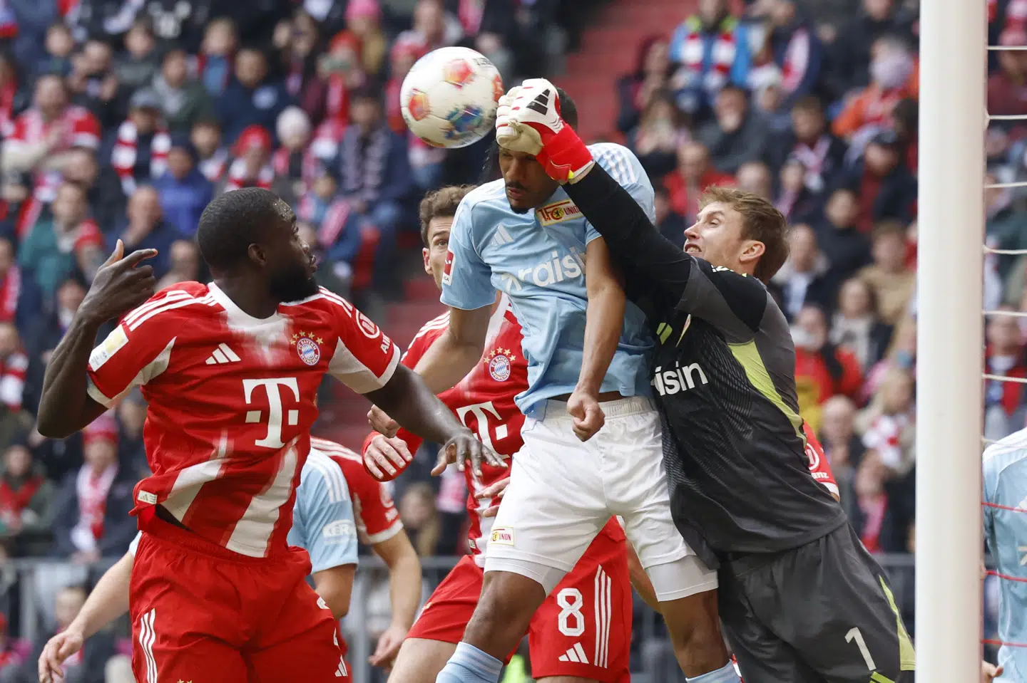 Frederik Rønnow havde masser at se til i det store nederlag til Bundesliga-duksen Bayern München.