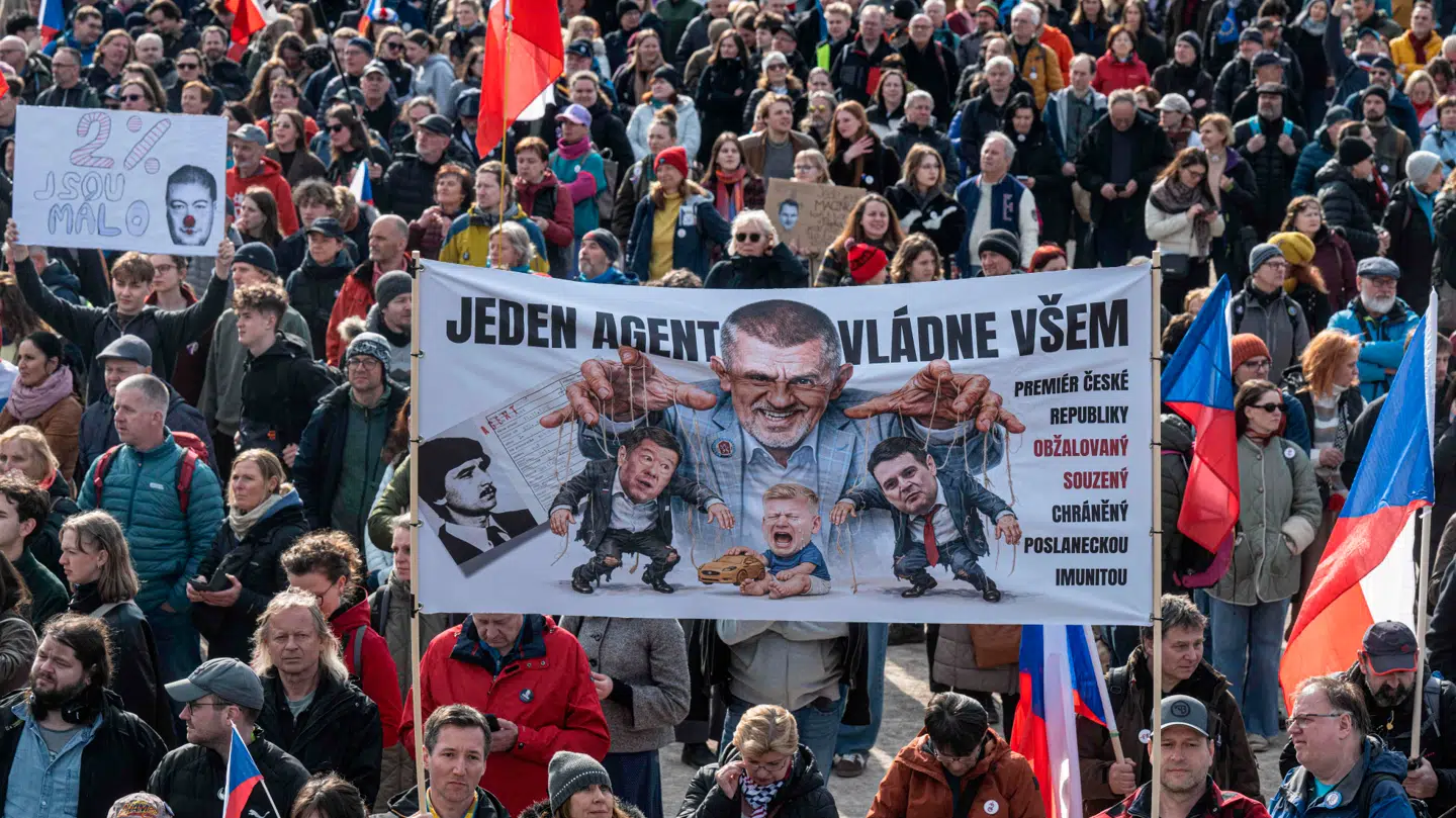 Demonstranterne fortæller til Reuters, at de frygter at ende som Ungarn, hvor medier presses af regeringen.