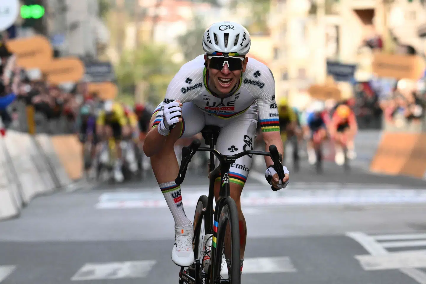 Tadej Pogacar vandt Milano-Sanremo efter en spurt mod Tom Pidcock.