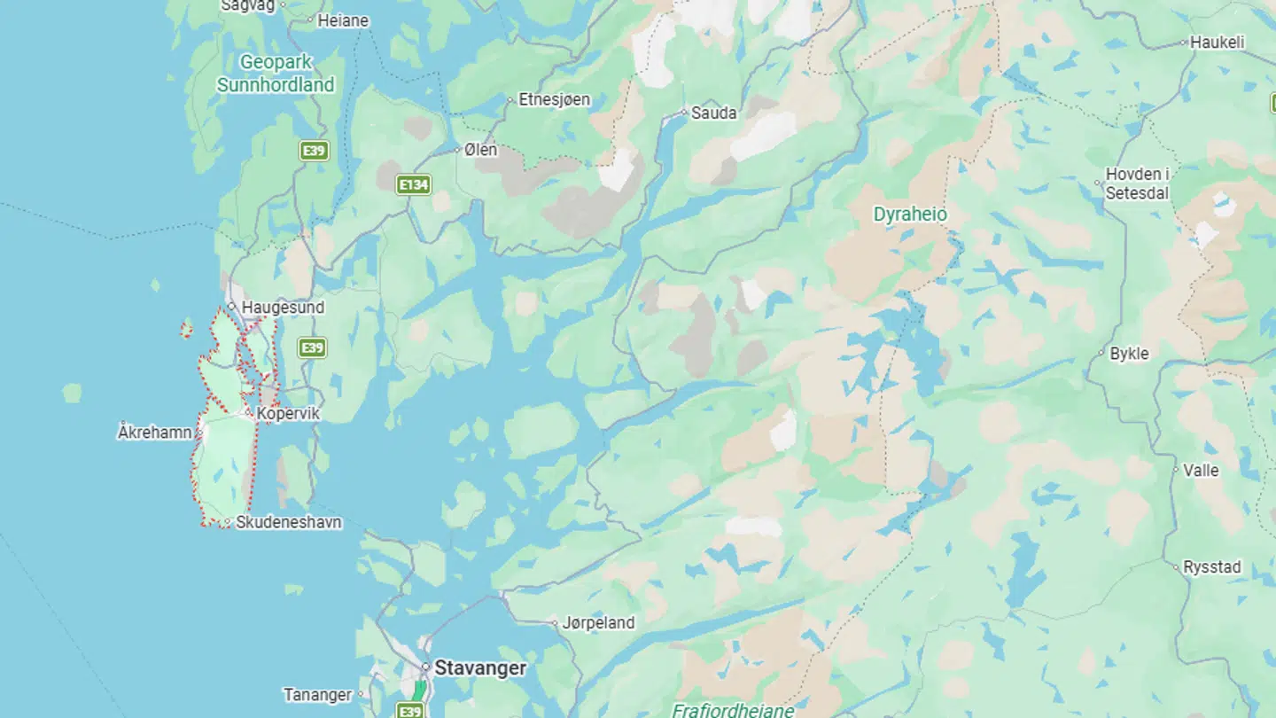 Det lokale politi får hjælp af både Kripos, norsk efterforskningsenhed, og beredskabstropper i området.