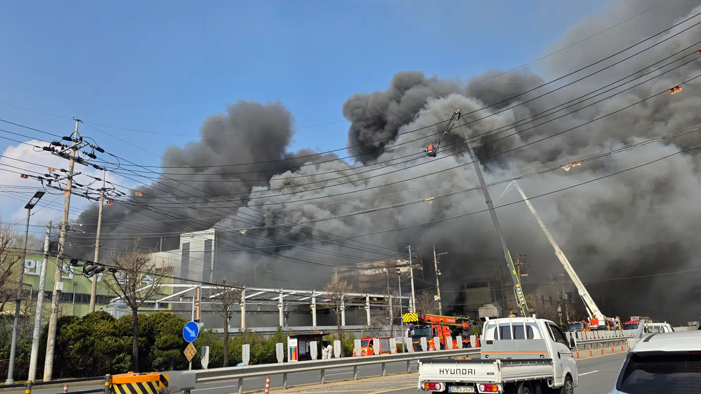 Branden på fabrikken i Daejeon, South Korea, brød angiveligt ud efter en eksplosion.