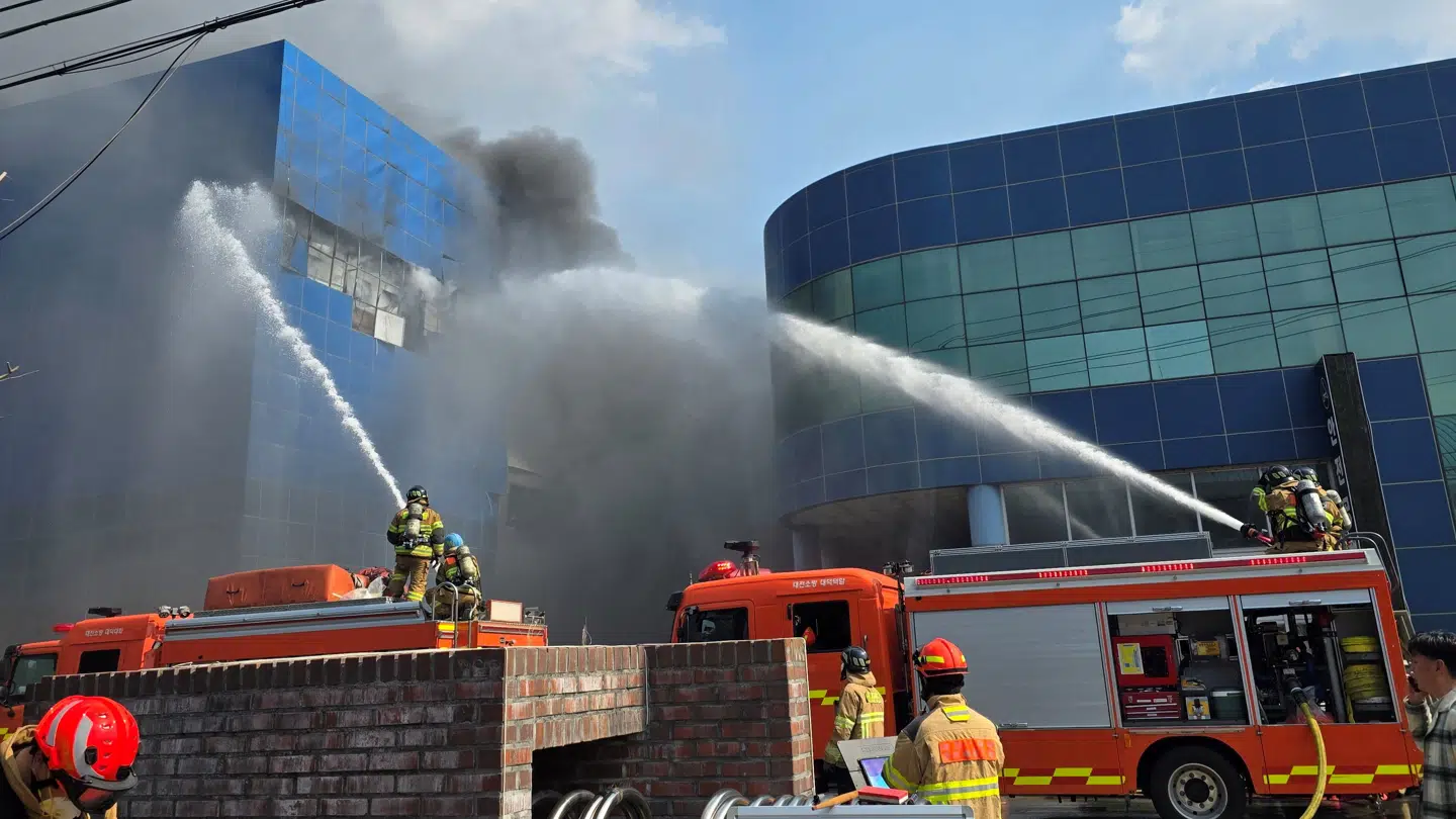 Nogle af de sårede havde indåndet røg, mens andre kom til skade, da de sprang ud fra bygningen, oplyste redningsfolkene.