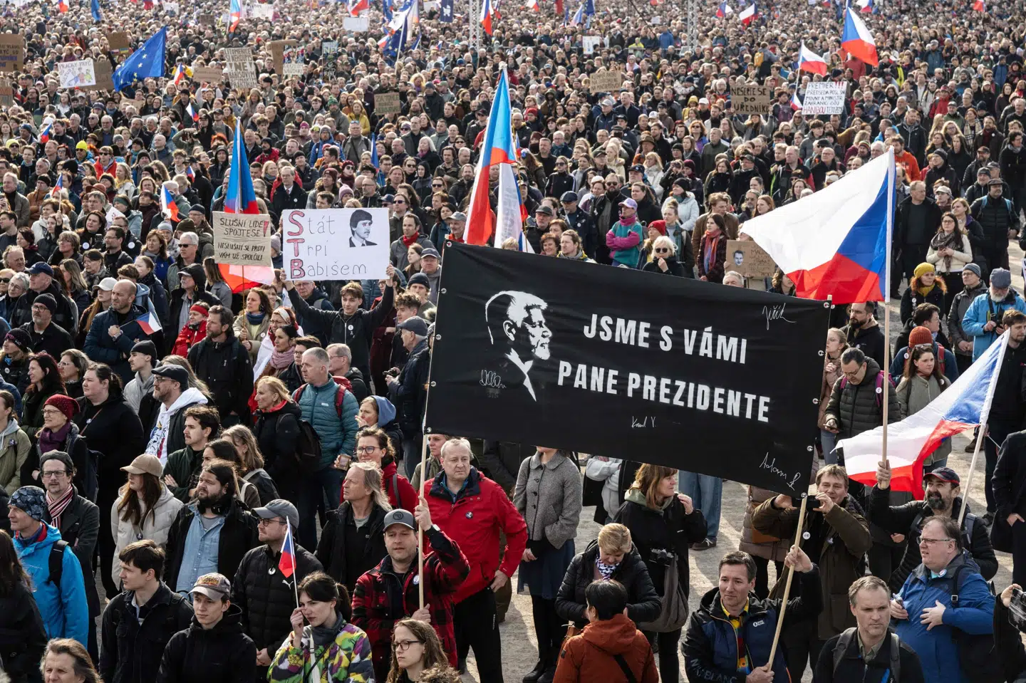 Lørdag kunne folk i Tjekkiet ses deltage i demonstration arrangeret af bevægelsen Milion chvilek pro demokracii i hovedstaden Prag. Blandt andet premierministeren er mål for kritik.