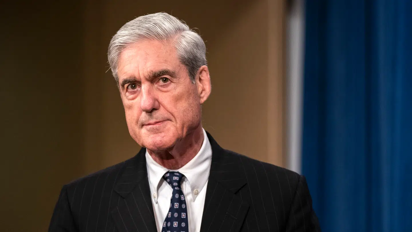 epa12839585 (FILE) – Special Counsel Robert Mueller prepares to speak to the media about the results of the Russia investigation at the Justice Department in Washington, DC, USA, 29 May 2019 (reissued 21 March 2026). Robert Mueller, the long-serving FBI director and special counsel who led the probe into the 2016 Russian election interference, passed away on 20 March 2026 at age 81, his family confirmed. EPA/JIM LO SCALZO