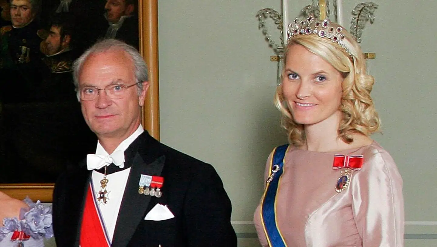 Når den svenske kong Carl Gustav fejrer fødselsdag i næste måned, mener svensk kongehusrapporter ikke, at han kan invitere Mette-Marit. Her er de to til en tidligere gallafest i det norske kongehus i 2005.