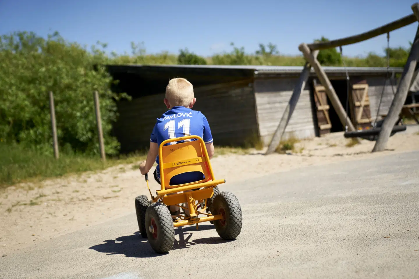 Barn kører Mooncar på legeplads i Kalundborg. (Arkivfoto).