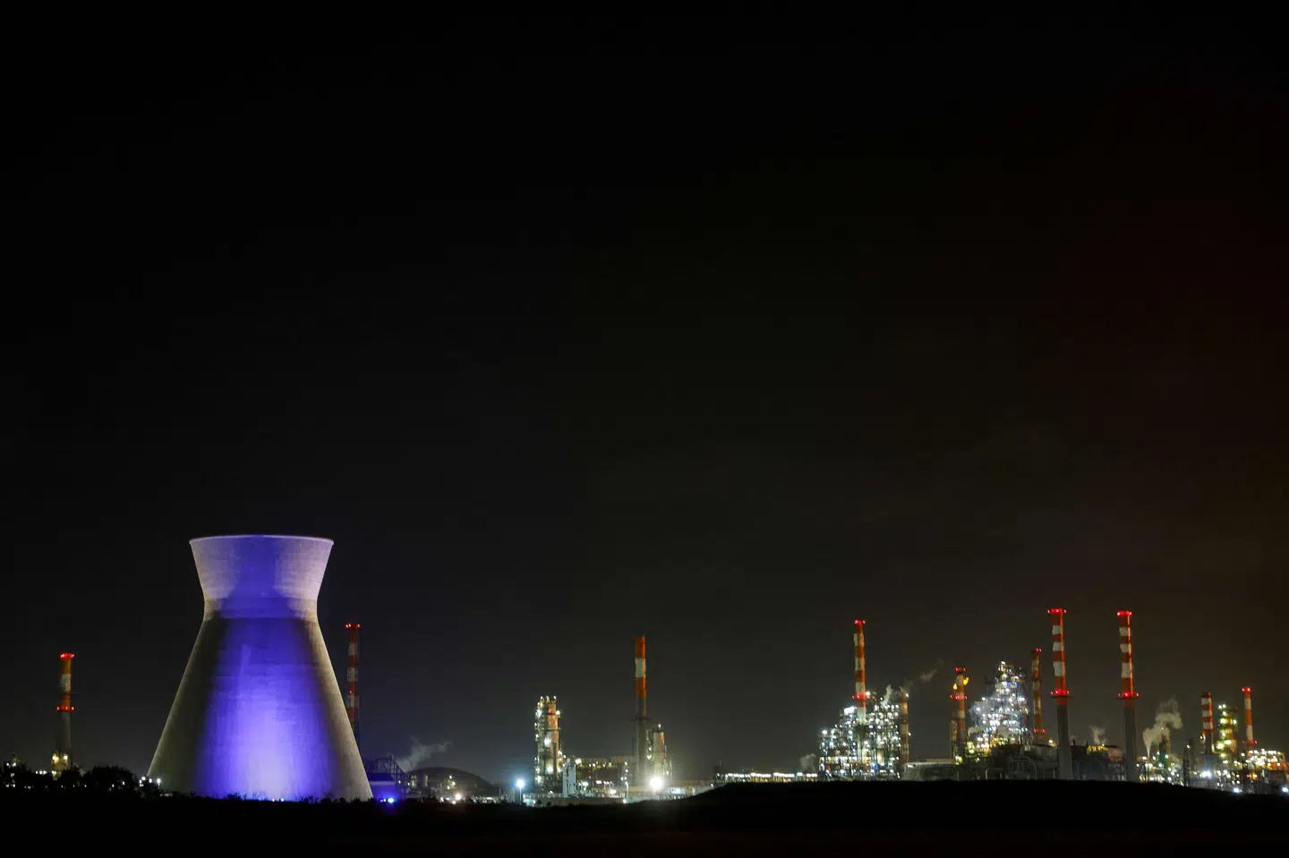 Iran vil angribe energiinfrastruktur rundtom i Mellemøsten, hvis landets egne kraftværker bliver angrebet, advarer parlamentsformand. Her er det et olieraffinaderi i Haifa i Israel. (Arkivfoto).