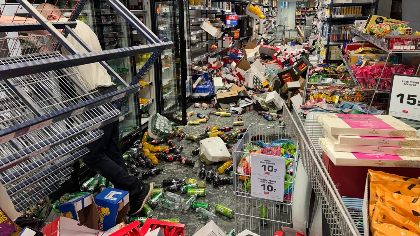 Rema 1000 i Ølstykke deler søndag vildt billede fra butikken, der viser de voldsomme skader fra en eksplosion i nabobutikken.