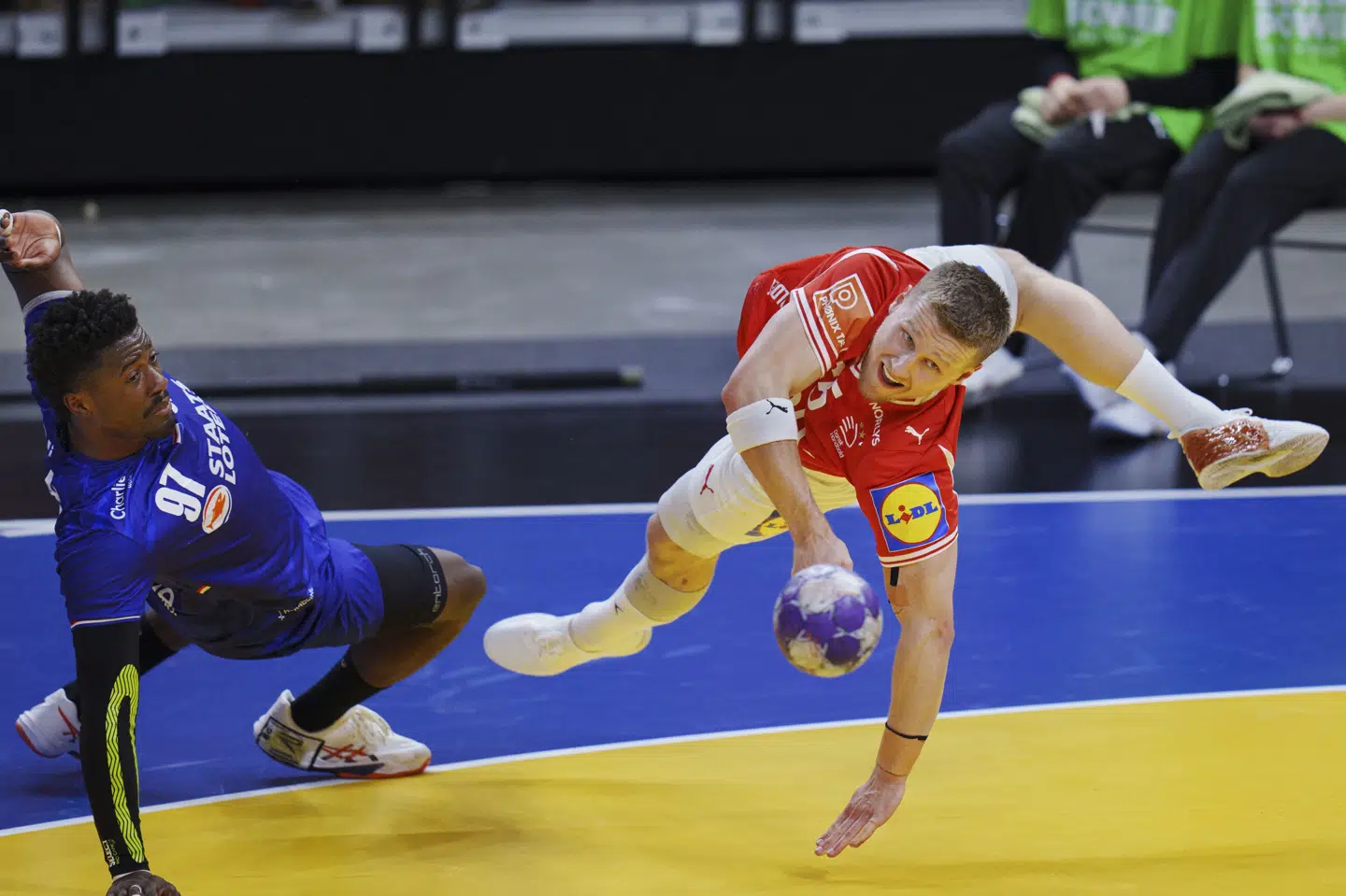 Reinier Taboada (til venstre) og Frederik Bjerre (til højre) var to af de mest fremtrædende spillere i søndagens opgør i Royal Arena.