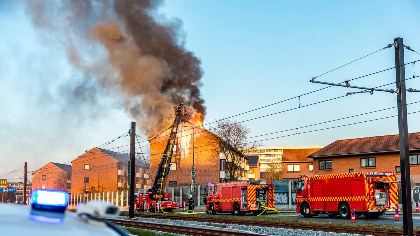 Beredskab Øst arbejder ved brand i en bygning i Tinghøjparken i Søborg søndag den 22. marts 2026.