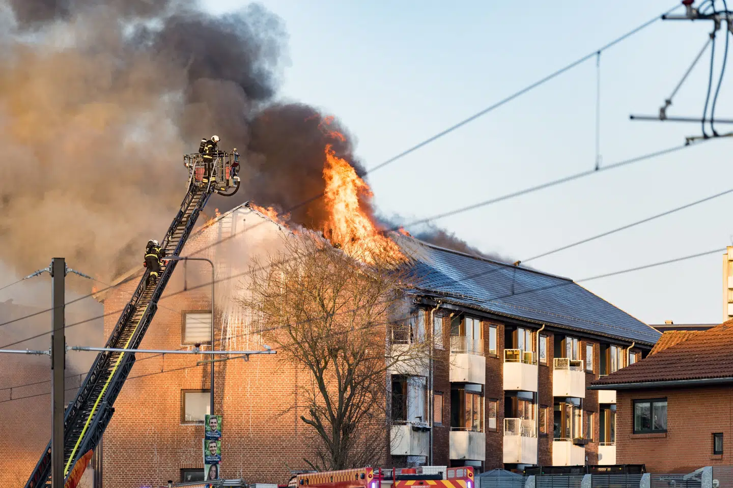 Beredskab Øst styrer indsatsen for at bekæmpe en større brand i Tinghøjparken i Søborg.