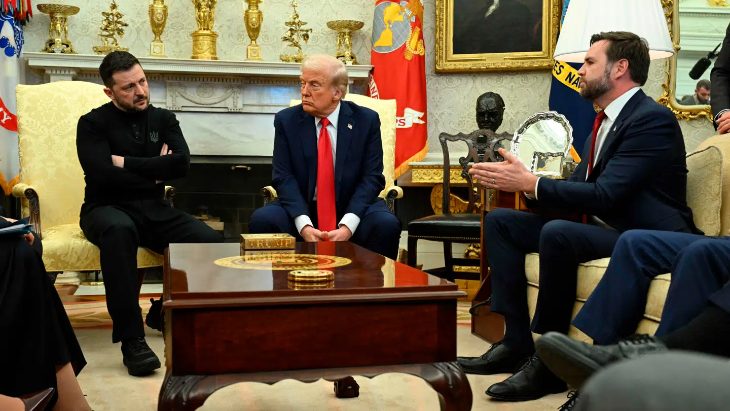 Her ses det famøse møde mellem Ukraines præsident, Volodymyr Zelenskyj, samt USA-præsident Donald Trump og vicepræsident JD Vance.